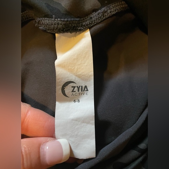Zyia Active Camo Capri Leggings size 6-8 - Picture 4 of 5